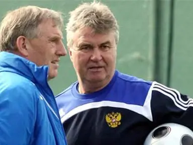 Russia&#039;s national football team coach Guus Hiddink (R) attends a training session in Turkey&#039;s coastal province of Antalya on February 11, 2009. AFP PHOTO/IHLAS NEWS AGENCY