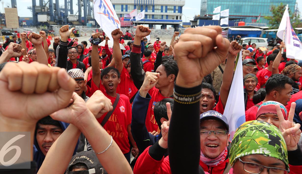 Federasi Pekerja Pelabuhan Indonesia (FPPI) melakukan aksi di Pelabuhan Tanjung Priok, Jakarta, Minggu (1/5). Dalam aksi MayDay 2016 mereka menuntut pemerintah untuk mengembalikan pengelolaan BUMN sesuai konstitusi. (Liputan6.com/Angga Yuniar)