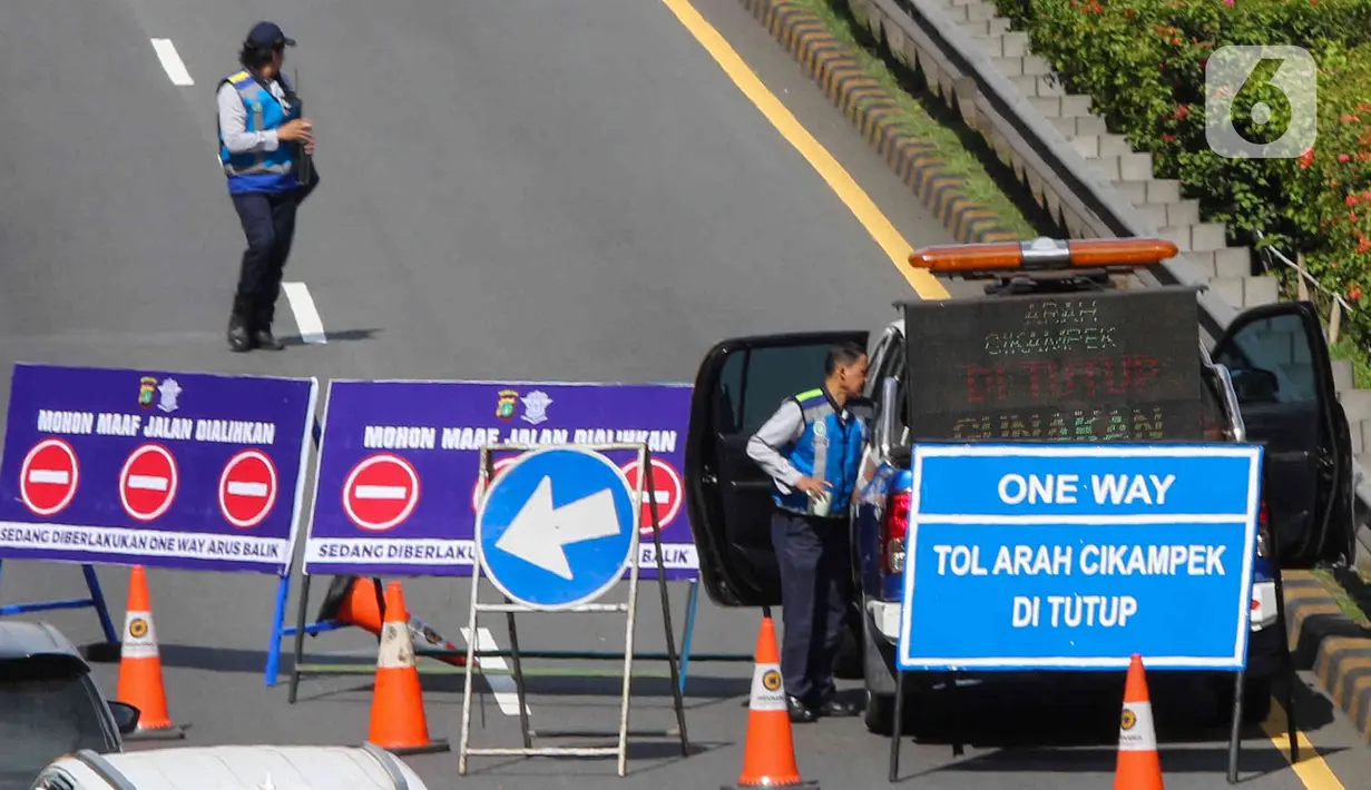 <p>Petugas memasang barikade di Tol Dalam Kota yang mengarah ke Tol Cikampek di Jakarta, Jumat (6/5/2022). Polda Metro Jaya memberlakukan penutupan akses menuju Tol Jakarta-Cikampek dari arah Tol Dalam Kota dan Tol Priok guna mengantisipasi terjadinya kepadatan lalu lintas pada arus balik Lebaran 2022. (Liputan6.com/Herman Zakharia)</p>