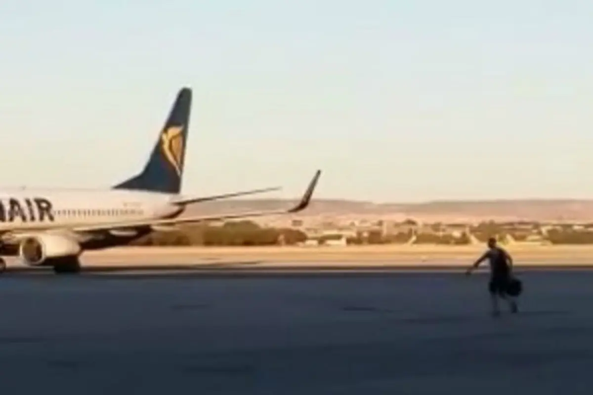 Pesawat Ryanair Anjlok 8.000 Meter, Darah Keluar dari Telinga Para ...