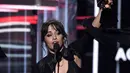 Penyanyi Camila Cabello menunjukkan pialanya usai meraih penghargaan Billboard Achievement Award dalam Billboard Music Awards 2018 di Las Vegas (20/5). Camila berhasil mengalahkan Ed Sheeran dan 3 nominator lainnya. (Photo by Chris Pizzello/Invision/AP)