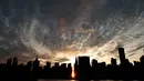 Pemandangan Manhattanhenge di New York, AS, Senin (11/7). Manhattanhenge adalah sebutan untuk sunset sempurna di New York di mana matahari berada tepat di antara 2 gedung yang terbelah dengan jalan. (Drew Angerer / Getty Images / AFP)
