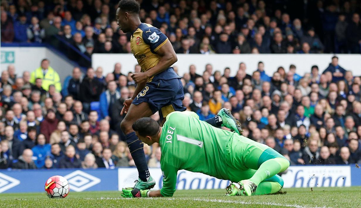 Striker Arsenal, Danny Welbeck, menaklukkan kiper Everton, Joel, untuk mencetak gol pertama dalam laga Liga Inggris di Stadion Goodison Park, Sabtu (19/3/2016). (Action Images via Reuters/Carl Recine)