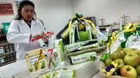  Pasta gigi dari buah apel hasil karya Luh Widi, mahasiswi semester delapan UKWM Surabaya. (Liputan6.com/Dhimas Prasaja)