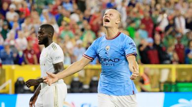 Manchester City sukses menjinakkan Bayern Munchen 1-0 pada laga pramusim di Stadion Lambeau Field, Amerika Serikat, Minggu (24/7/2022). (Justin Casterline/Getty Images/AFP)