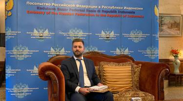 Kepala Politik dan Bilateral Kedutaan Besar Rusia Roman Romanov di acara briefing di Kedutaan Besar Federasi Rusia, Jakarta pada Rabu, 12 April 2023. (Liputan6.com/Alycia Catelyn)