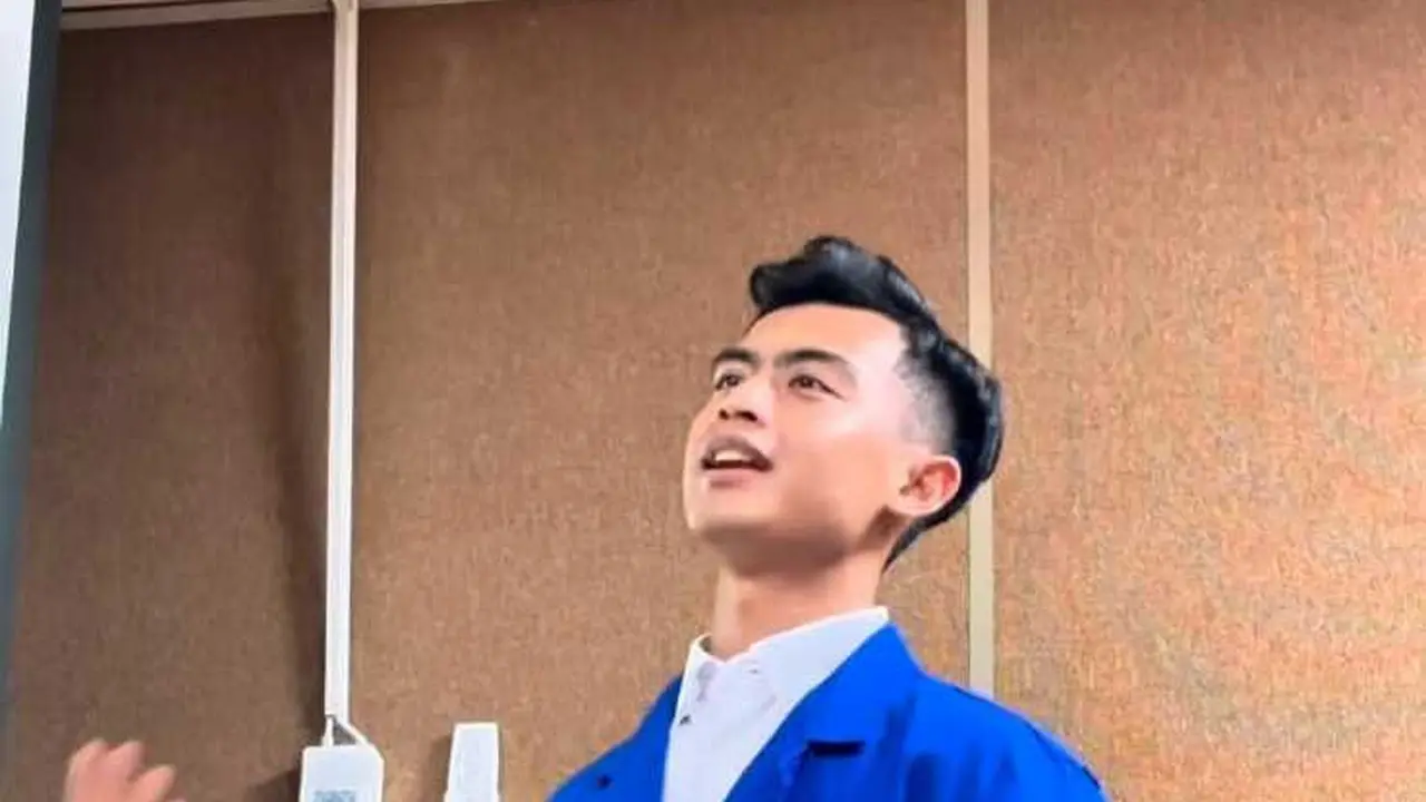 5 Potret Arhan Pratama Jalani Sidang Proposal Skripsi/Instagram @udinusofficial