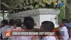 Sementara pihak keluarga memberikan penghormatan terakhir dengan menaburkan bunga di atas peti sebelum jenazah dikremasi.