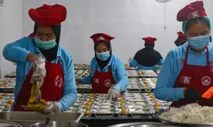 Paket MBG dari Dapur Kebayunan akan distribusikan ke-39 sekolah dari PAUD hingga SLTA, juga ibu hamil dan menyusui se-kota Depok. (merdeka.com/Arie Basuki)