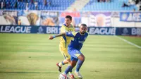 Striker Arema FC, Dalberto mempertahankan bola dari kejaran gelandang Persib Bandung, Thom Haye dalam laga pekan keenam BRI Super League 2025/2026 di Stadion Kanjuruhan, Kabupaten Malang, Senin (22/9/2025). (Bola.com/Iwan Setiawan).