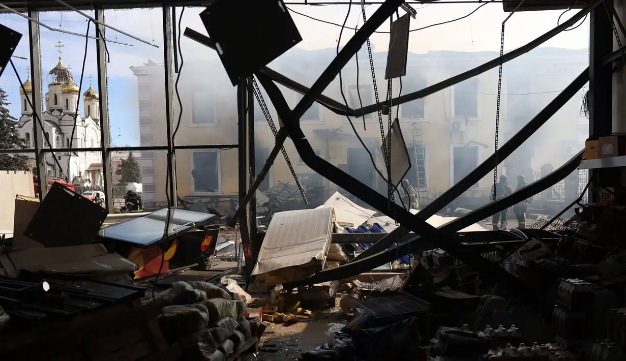 Foto yang diambil pada 25 Februari 2024 ini menunjukkan toko kelontong yang hancur akibat serangan rudal Rusia di Kostyantynivka, wilayah Donetsk, di tengah invasi Rusia ke Ukraina. (Foto: Anatolii STEPANOV / AFP)