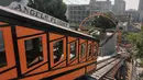 Penampakan kereta api Angels Flight dengan jalur yang curam di pusat kota Los Angeles, AS (30/8). Kereta api Angels Flight ini menjadi semakin terkenal karena di gunakan dalam adagen film "La La Land".  (AP Photo / Richard Vogel)