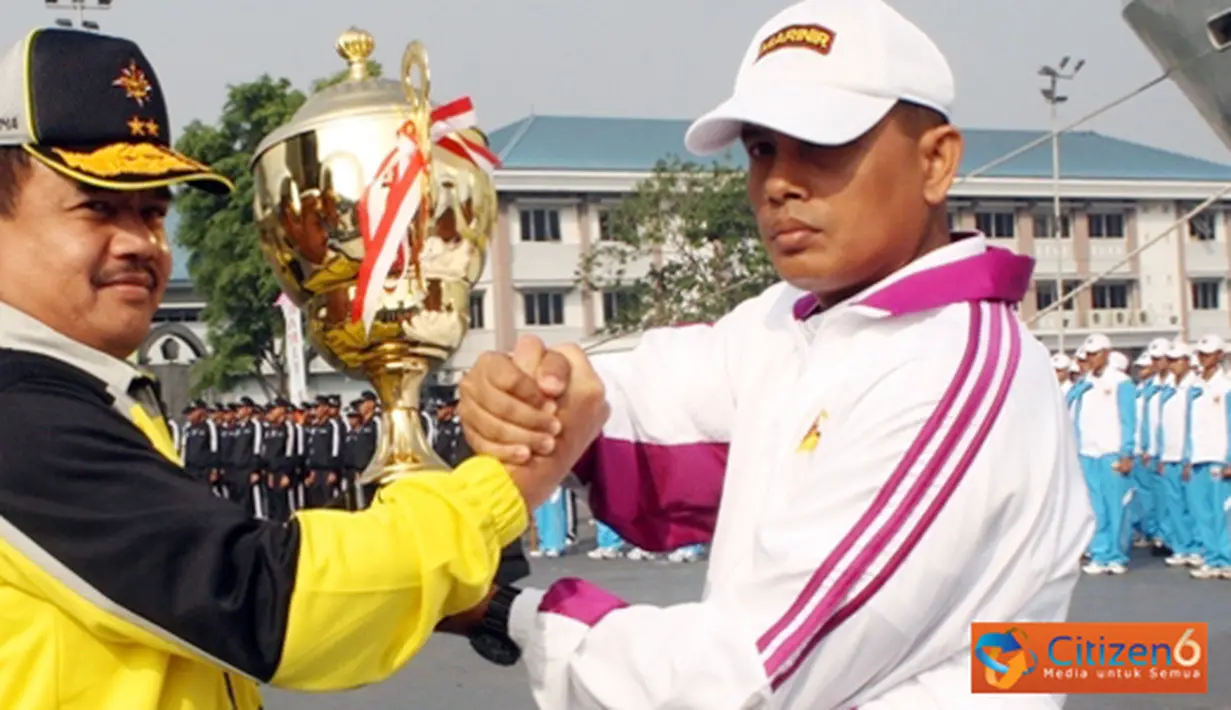 Pangkolinlamil Laksda TNI S.M. Darojatim menyerahkan Piala bergilir kepada Kontingen Kormar sebagai juara umum  Porwilbar 2012 di Lapangan Apel Mako Kolinlamil, Jakarta Utara, Jumat (15/6). (Pengirim: Kadispen Kolinlamil Letkol Laut Maman Sulaeman).