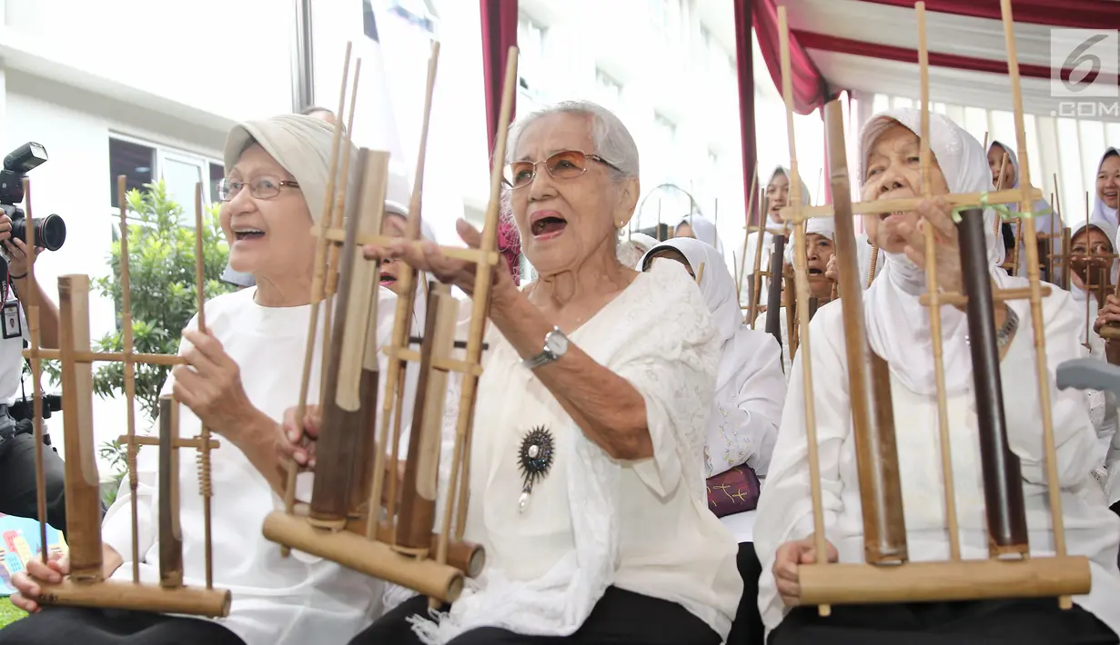 Sejumlah orang tua lanjut usia (lansia) memainkan alat musik angklung pada peresmian Rumah Susun (Rusun) Sewa Yayasan Ria Pembangunan di Cibubur, Jakarta, Selasa (24/). Rumah susun ini diperuntukkan khusus bagi lansia. (Liputan6.com/Herman Zakharia)