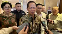 Menteri Lingkungan Hidup (MenLH) Hanif Faisol Nurofiq (tengah) ditemui usai memberi pengarahan saat Rapat Koordinasi Teknis (Rakortek) Pengendalian Kebakaran pada Lahan Perkebunan Kelapa Sawit Indonesia bersama Gabungan Pengusaha Kelapa Sawit Indonesia (GAPKI) dan Pemerintah Daerah di Hotel Pullman Thamrin Jakarta, 17 April 2025. (Liputan6.com/Asnida Riani)