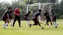 <p>Pemain Persija, Riko SImanjuntak, saat sesi latihan di Lapangan Nirwana Park, Bojongsari, Depok, Rabu (25/5/2022). (Bola.com/M Iqbal Ichsan)</p>