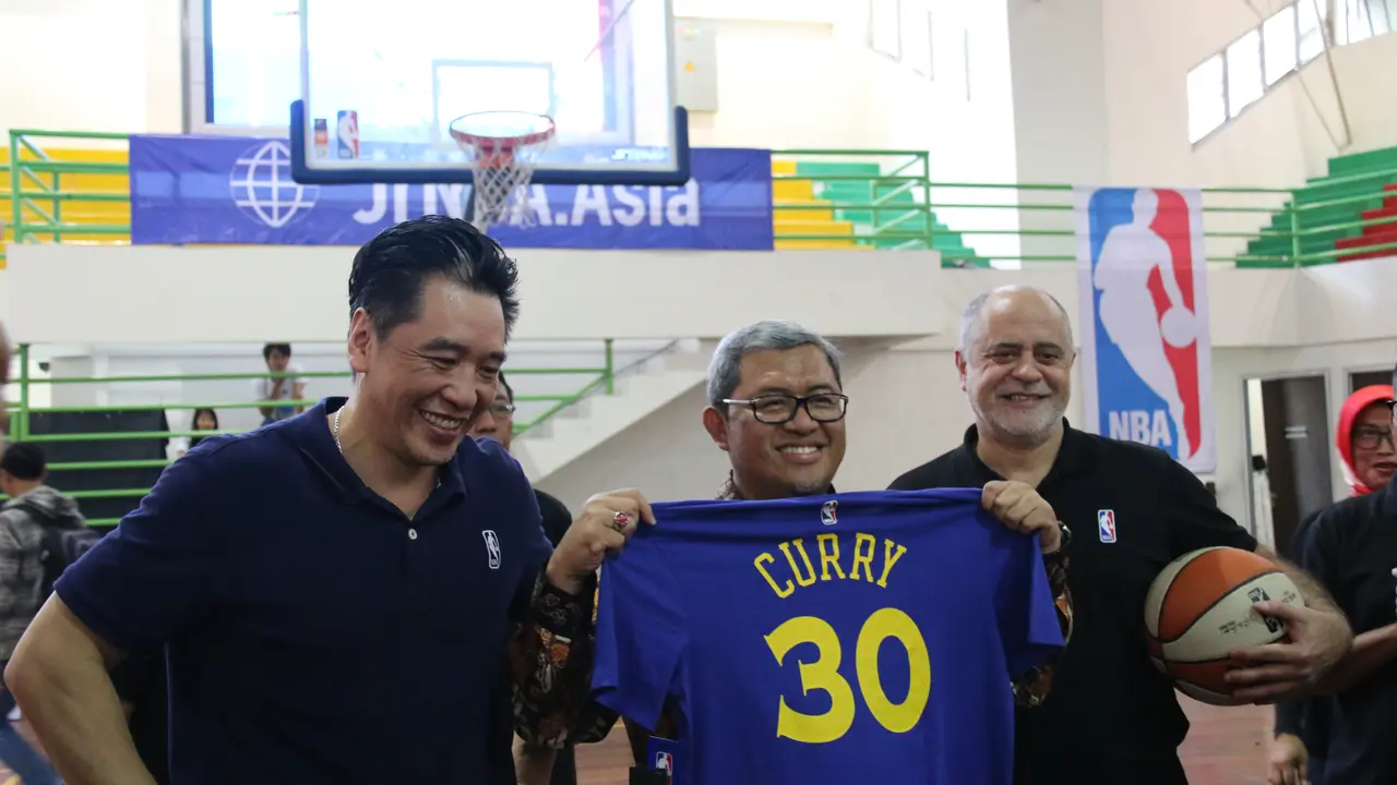 Gubernur Jawa Barat, Ahmad Heryawan dan NBA Asia Associate Vice President of Marketing Partnerships, Jim Wong