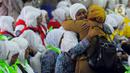 Seorang jemaah haji berpelukan di Asrama Haji Pondok Gede sebelum diberangkatan ke Arab Saudi. (merdeka.com/Imam Buhori)