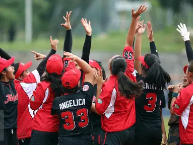 Pesoffball putri DKI Jakarta bersorak usai memenangi laga penyisihan PON XIX melawan Papua di Lapangan Softball UPI, Bandung, Sabtu (24/6). DKI Jakarta menang 16-0 atas Papua. (Liputan6.com/Helmi Fithriansyah)