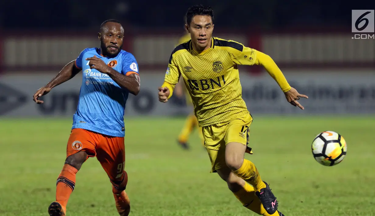 Pemain depan Bhayangkara FC, Alsan Sanda (kanan) menghindari kawalan pemain Perseru, Yohanis Nabar pada Go-Jek Liga 1 Indonesia 2018 bersama Bukalapak di Stadion PTIK, Jakarta, Rabu (12/9). Bhayangkara FC unggul 1-0. (Liputan6.com/Helmi Fithriansyah)