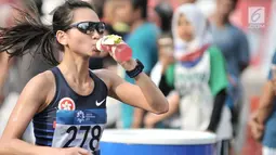 Pelari putri melintasi Jalan MH Thamrin saat mengikuti lari maraton putri nomor 42 kilometer Asian Games 2018, Jakarta, (26/8). Maraton ini dimulai dari Stadion GBK-Simpang Mangga Besar-Bundaran Senayan dan kembali ke GBK. (Merdeka.com/Iqbal S. Nugroho)
