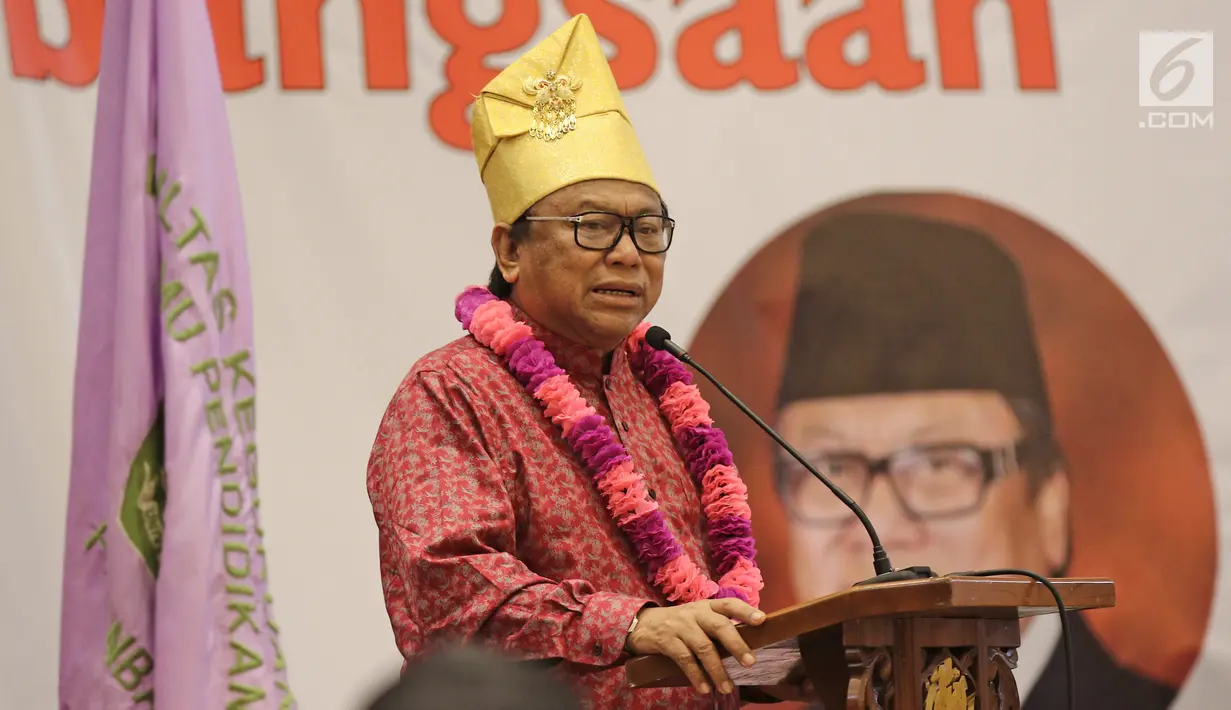 Wakil Ketua MPR RI Oesman Sapta Odang menjadi pembicara dalam Kuliah Kebangsaan Universitas Riau, PekanBaru, Riau, Rabu (8/5). Kuliah Kebangsaan Universitas Riau ini bertema "Merawat Indonesia dengan 4 Pilar Kebangsaan". (Liputan6.com/Herman Zakharia)