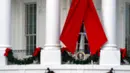 Ini menjadi kali pertama Gedung Putih memajang lambang global kampanye kesadaran HIV/AIDS. (Annabelle Gordon/Getty Images North America/Getty Images via AFP)
