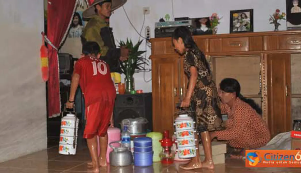 Citizen6, Jember: Warga Dusun Mandilis, Tempurejo terpaksa harus mengungsi untuk menghindari keganasan abrasi Sungai Mandilis yang semakin hari mendekat ke pemukiman penduduk, Rabu (13/4). (Pengirim: Sapto Raharjanto)