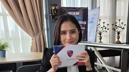 Prilly Latuconsina Resmi Raih Gelar S2 Summa Cum Laude, Omara Bangga Banget
