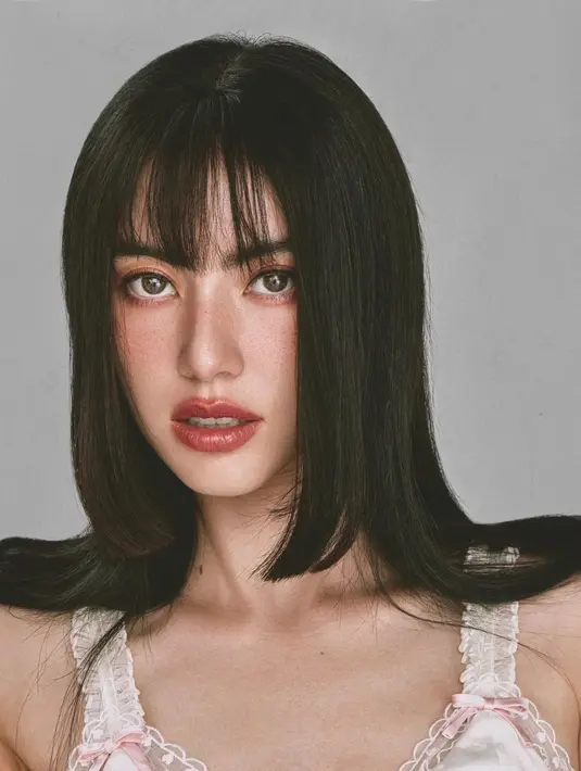 Pesona cantik Davika Hoorne secara close up dengan pulasan makeup bernuansa merah muda dan lipstik glossy. [Foto: Instagram/davikah]