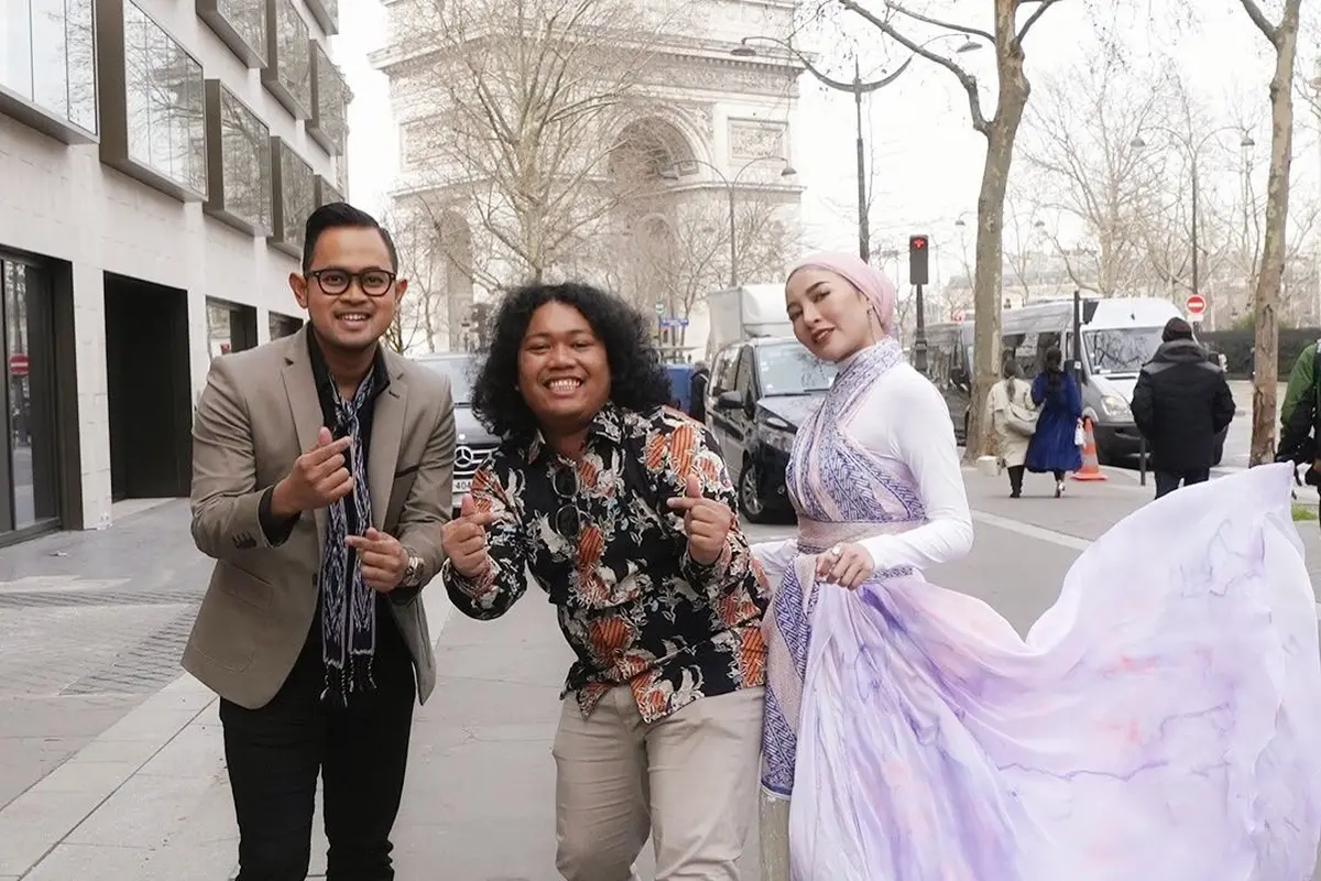 Marshel Widianto pergi ke Paris untuk menyaksikan Paris Fashion Week.