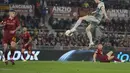 Pemain RB Salzburg, Maurits Kjaergaard menendang bola saat bertanding melawan AS Roma pada laga leg kedua playoff Liga Europa 2022/2023 di Stadion Olimpico, Jumat (24/2/2023). Roma menang atas RB Salzburg dengan skor 2-0. (AP Photo/Alessandra Tarantino)