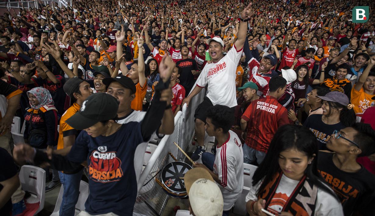Suporter Persija Jakarta, The Jakmania, memberikan dukungan saat melawan Johor Darul Ta'zim pada laga Piala AFC di SUGBK, Jakarta, Selasa (10/4/2018). Persija menang 4-0 atas JDT. (Bola.com/Vitalis Yogi Trisna)