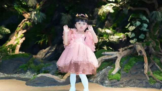 6 Potret Centil Menggemaskan Ameena Atta Manggung Bareng Girlband Cilik, Terlihat Lincah dengan Dress Tutu Pink