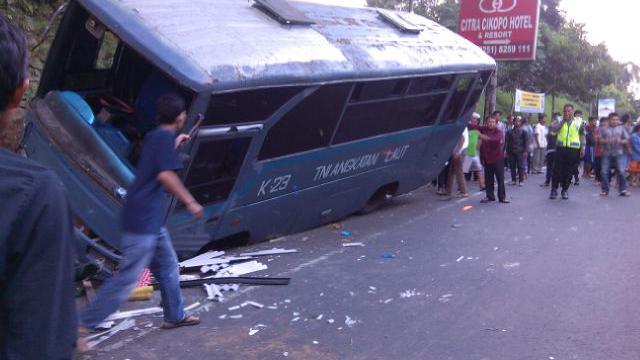 Bus TNI Terguling di Puncak, 2 Pemotor Dilarikan ke Rumah ...