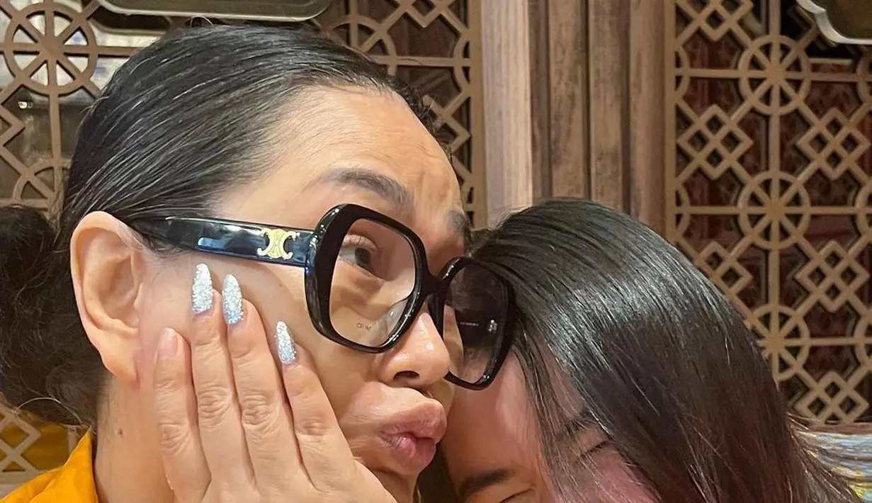 Stephanie merangkulkan tangannya di bahu sang Ibu. Ia terlihat cantik natural. [Foto: Instagram/stephaniepoetri]