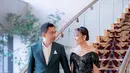 Dalam perayaan anniversary pernikahan juga, Regi Datau dan Ayu Dewi tampil glamor dalam setelan jas dan gaun berpayet yang mewah. (Foto: Instagram @mrsayudewi)
