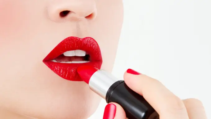 Trik Jitu Ini Bikin Lipstik Tahan Lama Seharian
