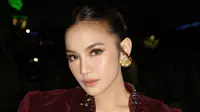 5 Detail Kebaya Mahalini dengan Outer Mini saat Kondangan, Glamor dan Elegan
