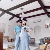 Tampil mesra dengan outfit couple bertema senada yaitu warna biru muda. (instagram/dindahw)