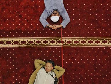 Umat Muslim memanfaatkan waktu untuk beristirahat usai salat Jumat di Masjid Istiqlal, Jakarta, Jumat (7/3/2025). (Liputan6.com/Angga Yuniar)