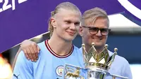 Manchester City baru saja mencatatkan hattrick gelar Liga Inggris setelah menjuarai musim 2022/2023. Dengan raihan gelar pada musim ini, ada banyak pemain Manchester City yang tercatat telah mengoleksi lebih dari satu gelar juara Liga Inggris bersama The Citizens. Sebaliknya, ada juga 5 pemain yang baru didatangkan pada musim 2022/2023 yang langsung meraih gelar perdana Liga Inggris bersama Manchester City. Siapa saja? Berikut daftar kelimanya. (PA via AP Photo/Martin Rickett)