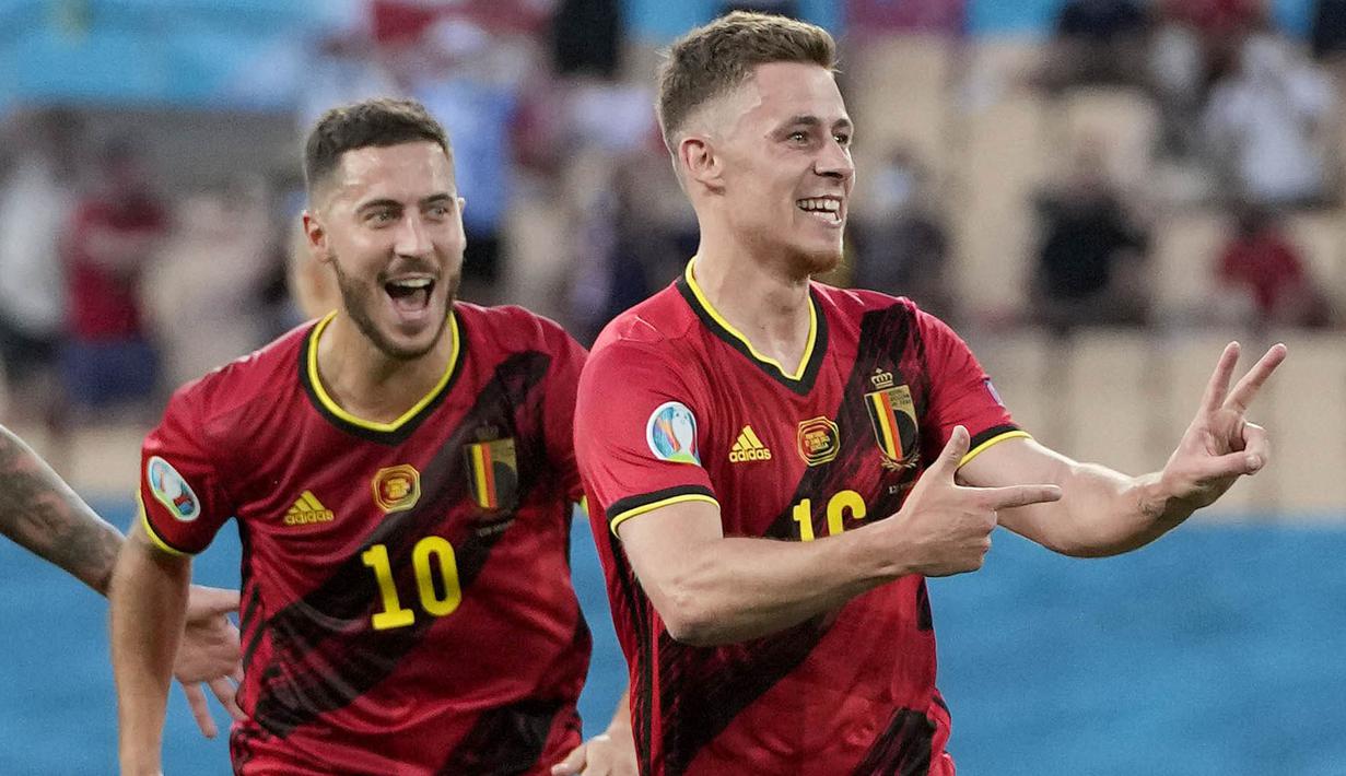 Pemain Timnas Belgia, Thorgan Hazard (kanan) dan Eden Hazard melakukan selebrasi usai mencetak gol ke gawang Portugal pada babak 16 besar Euro 2020 di Stadion La Cartuja, Minggu (27/7/2021). (AP Photo/Thanassis Stavrakis, Pool)