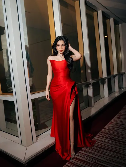 Gaun ini tampilkan aksen drappery dan siluet curve slit yang perlihatkan kaki jenjangnya. Neckline yang tegas bikin penampilan Davina Karamoy terlihat anggun dan mahal [@davinakaramoy]