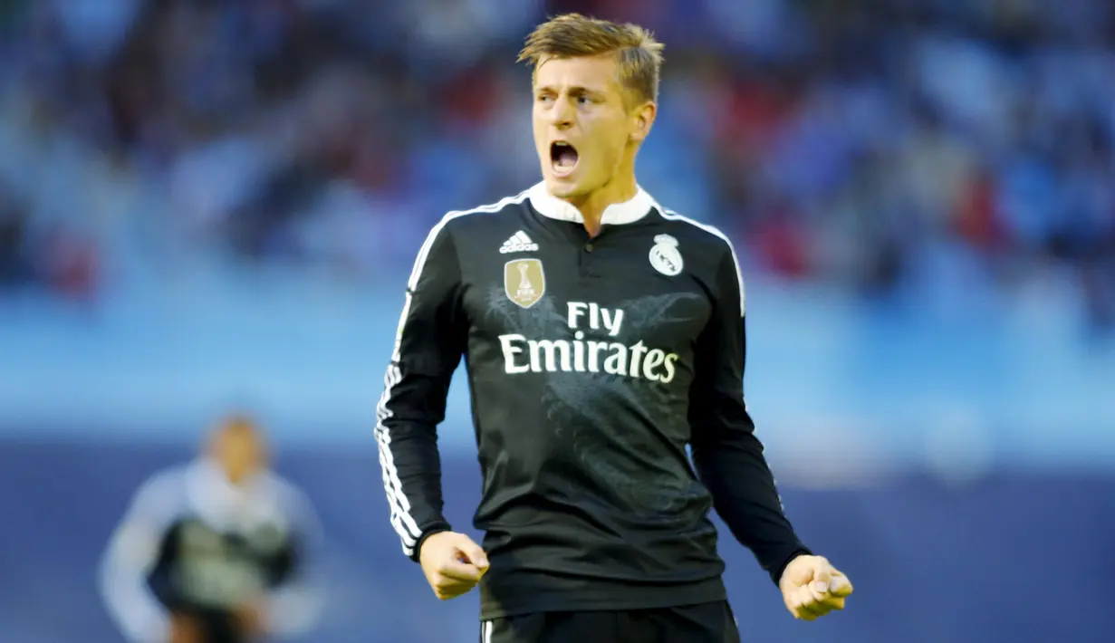 Gelandang Real Madrid, Toni Kroos merayakan selebrasi usai mencetak gol ke gawang Celta Vigo pada laga Liga Spanyol di Stadion Balaidos , Spanyol, Senin (27/4/2015). Real Madrid menang 4-2 atas Celta Vigo. (REUTERS/Miguel Vidal)