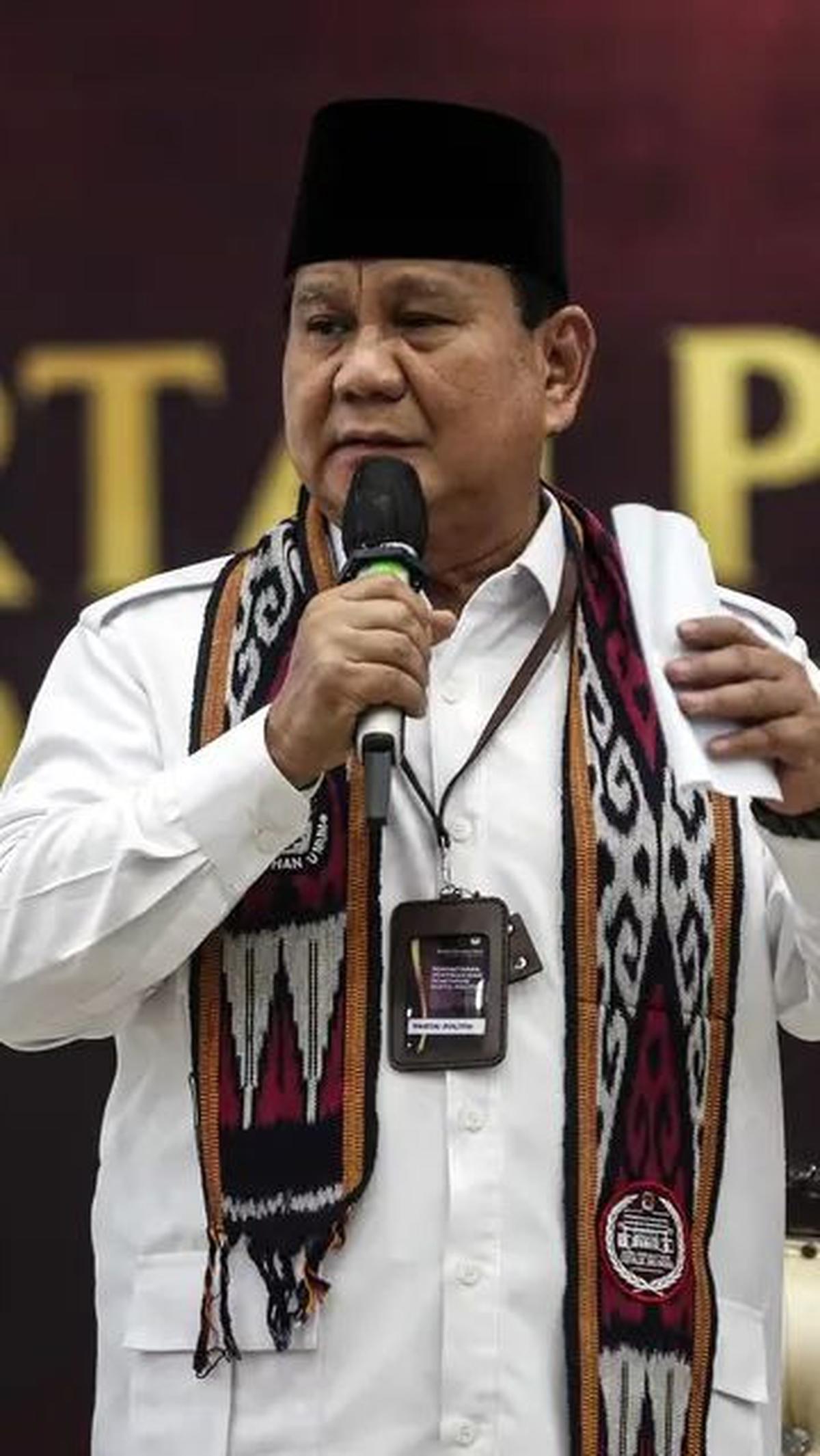 "Netizen pendukung para bacapres aktif membicarakan kelebihan para tokoh unggulannya masing-masing, selain juga membagikan video blunder bacapres lawan,” tulis founder Drone Emprit Faisal Ismail melalui akun twitternya, Jumat (22/9).<br>