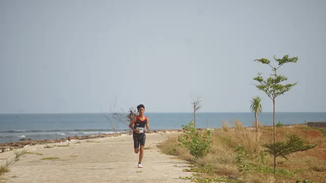 Rhino Eco Run ajak peserta lari di pesisir Banten sembari mendukung pelestarian badak jawa. Dapatkan manfaat olahraga luar ruangan yang baik bagi tubuh dan pikiran. (Foto: Ist)
