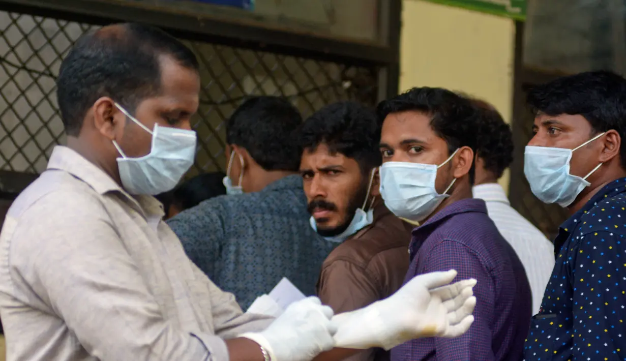 Paramedis dan warga menggunakan masker untuk mencegah penularan virus Nipah di RS Government Medical College Kozhikode, Kerala, India Selatan, Kamis (24/5). Nipah adalah infeksi yang dapat ditularkan ke manusia dari hewan. (AP Photo)