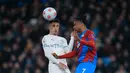 Bek Manchester City, Joao Cancelo berebut bola udara dengan  pemain Crystal Palace, Michael Olise dalam pertandingan lanjutan Liga Inggris di Selhurst Park, London, Selasa (15/3/2022). Manchester City bermain imbang atas Crystal Palace 0-0. (AP Photo/Matt Dunham)