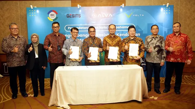 Gesits, Alva dan Volta dalam Penandatangan Nota Kesepahaman Pengembangan Ekosistem (Kendaraan Bermotor Listrik Berbasis Baterai (KBLBB) di Jakarta, Selasa (28/3/2023). (Dok PLN)